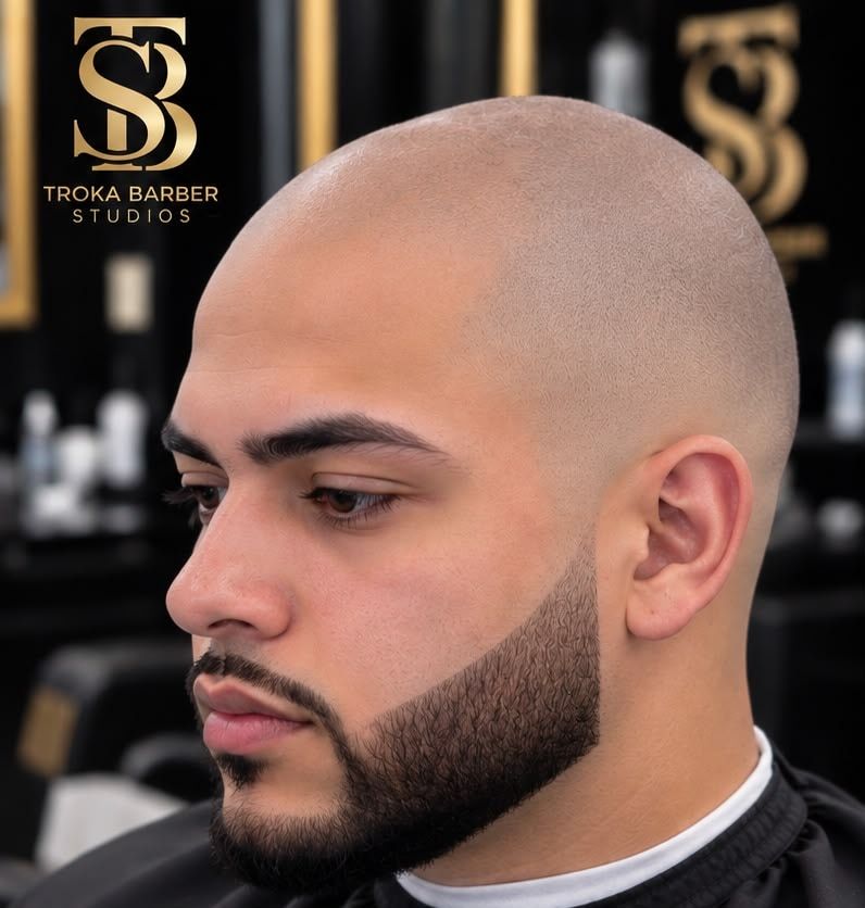 Ejemplo de Bald Fade + recorte y line-up de barba realizado en Troka Barber Studios